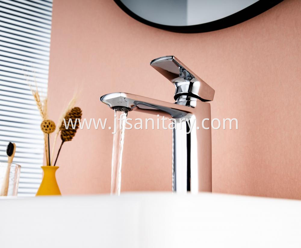 Brass Bathroom Water Faucets With Polished Chrome
